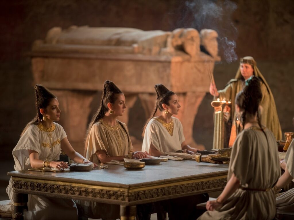 The Influence of Etruscan Women on Early Roman Society and Fashion The Influence of Etruscan Women on Early Roman Society and Fashion